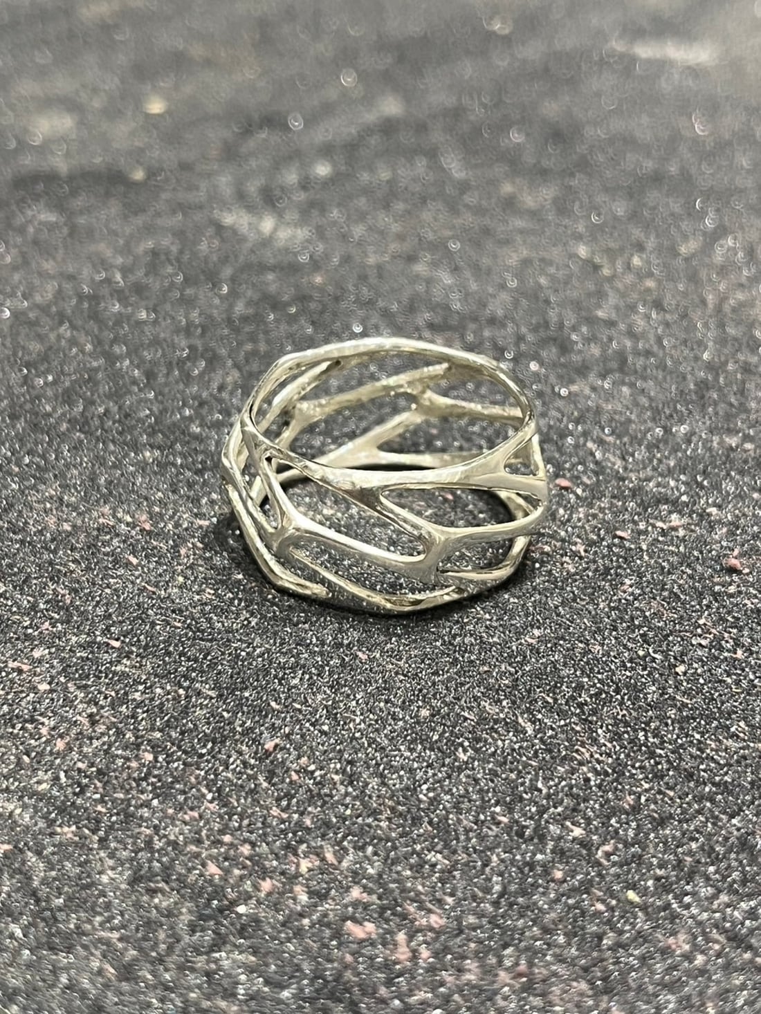 鑄造並拋光後的有機結構金屬戒指